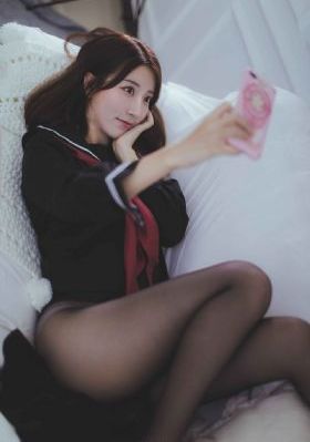 变成黑皮肤女孩和朋友在一起